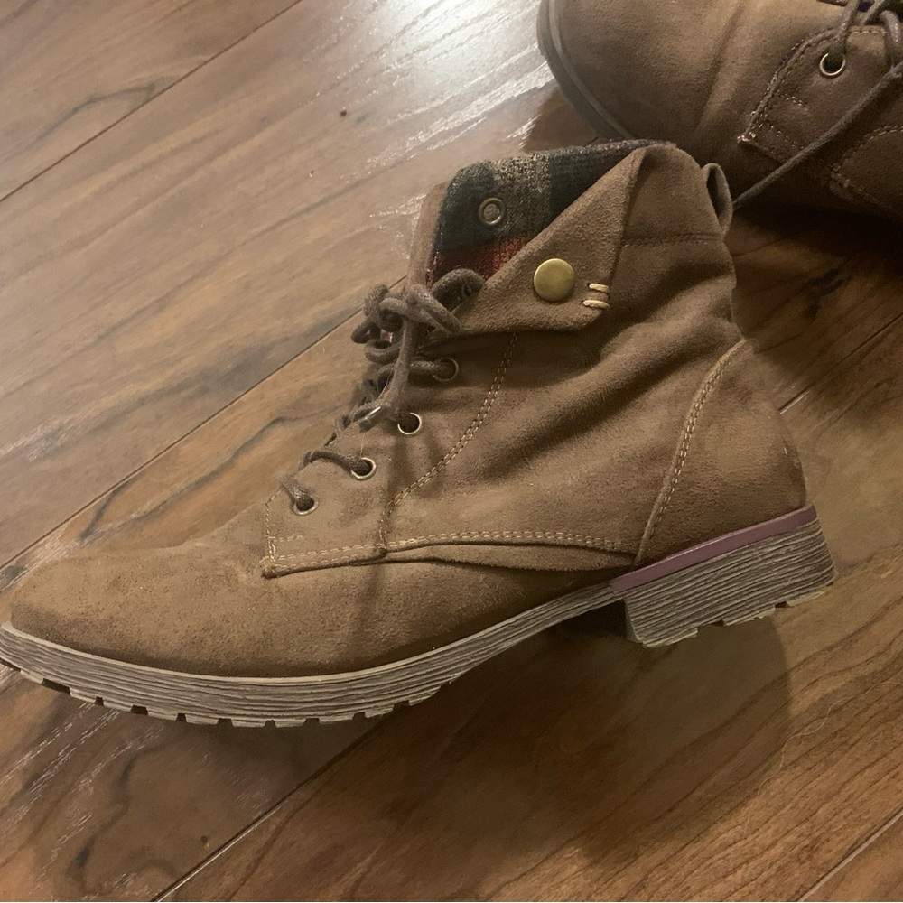 Size 8 Barely Worn Combat Boots